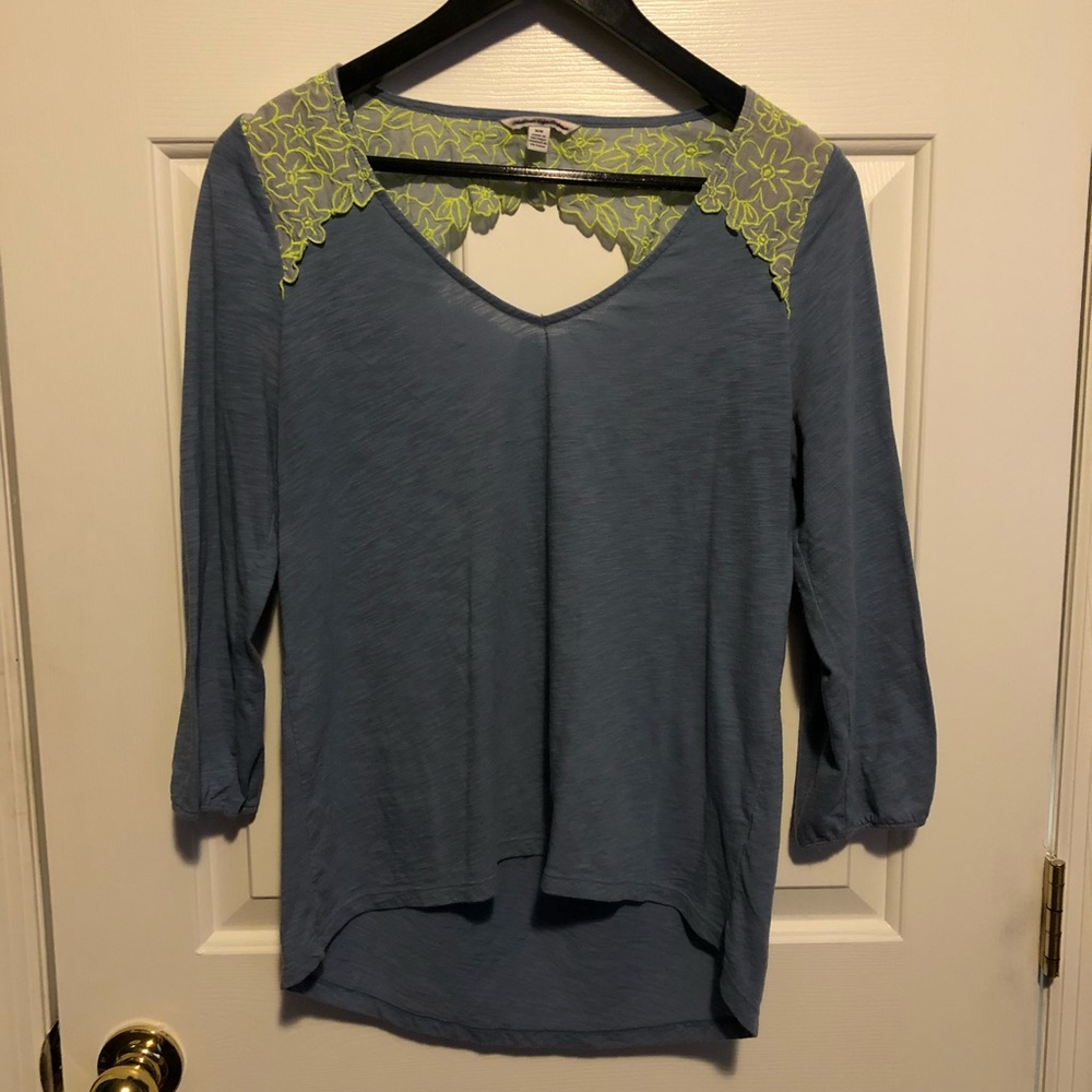 AE top with floral design. Back key hole design. M